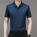 Camisa Manga Corta de Seda Fría para Hombre en color azul marino