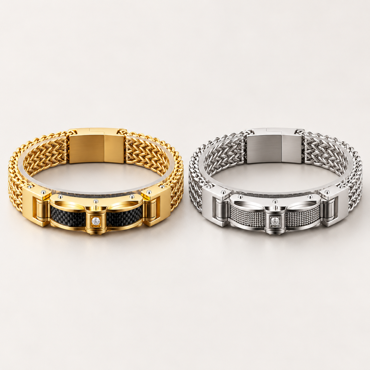 Brazalete dorado y brazalete plateado lado a lado