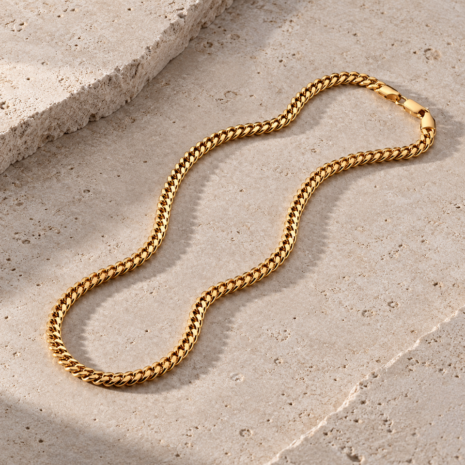 Cadena Cuban Link dorada de acero inoxidable sobre piedra clara