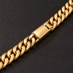 Detalle del cierre de caja de la cadena Cuban Link dorada