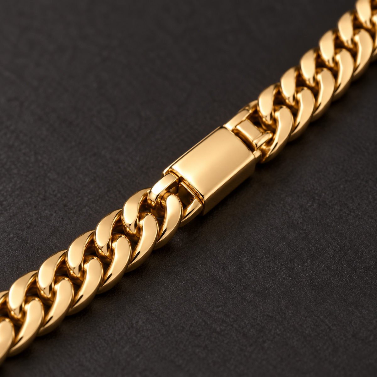 Detalle del cierre de caja de la cadena Cuban Link dorada