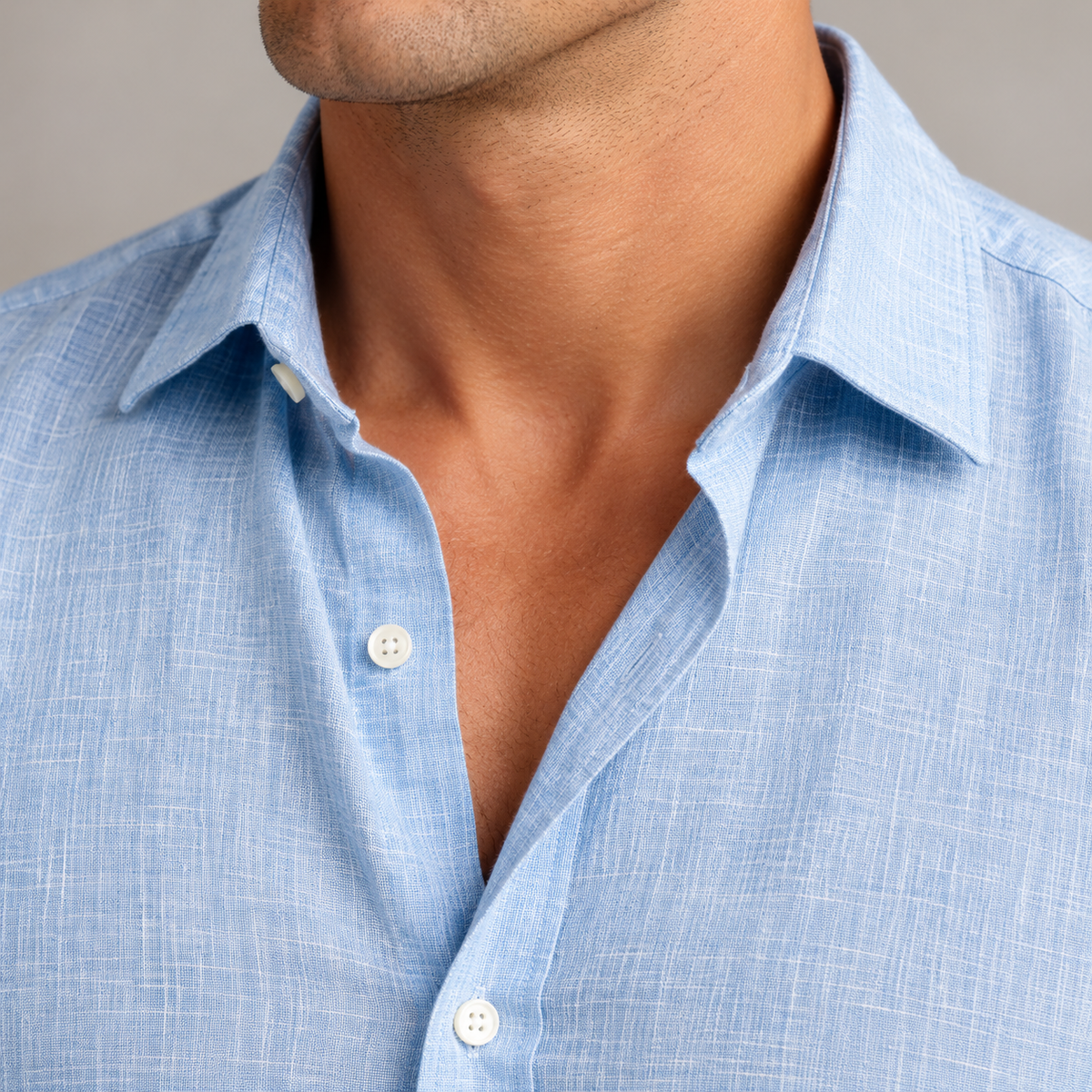 Cuello y botones de la camisa azul claro