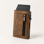 Cartera slim café claro de cuero y aluminio con tarjetas escalonadas