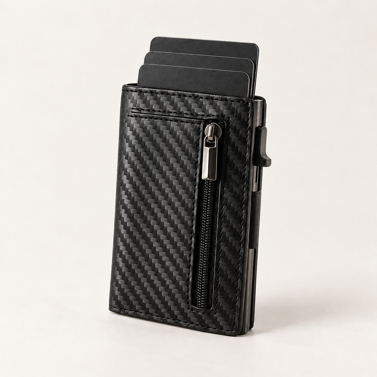 Cartera slim con textura de fibra de carbono y aluminio con tarjetas escalonadas
