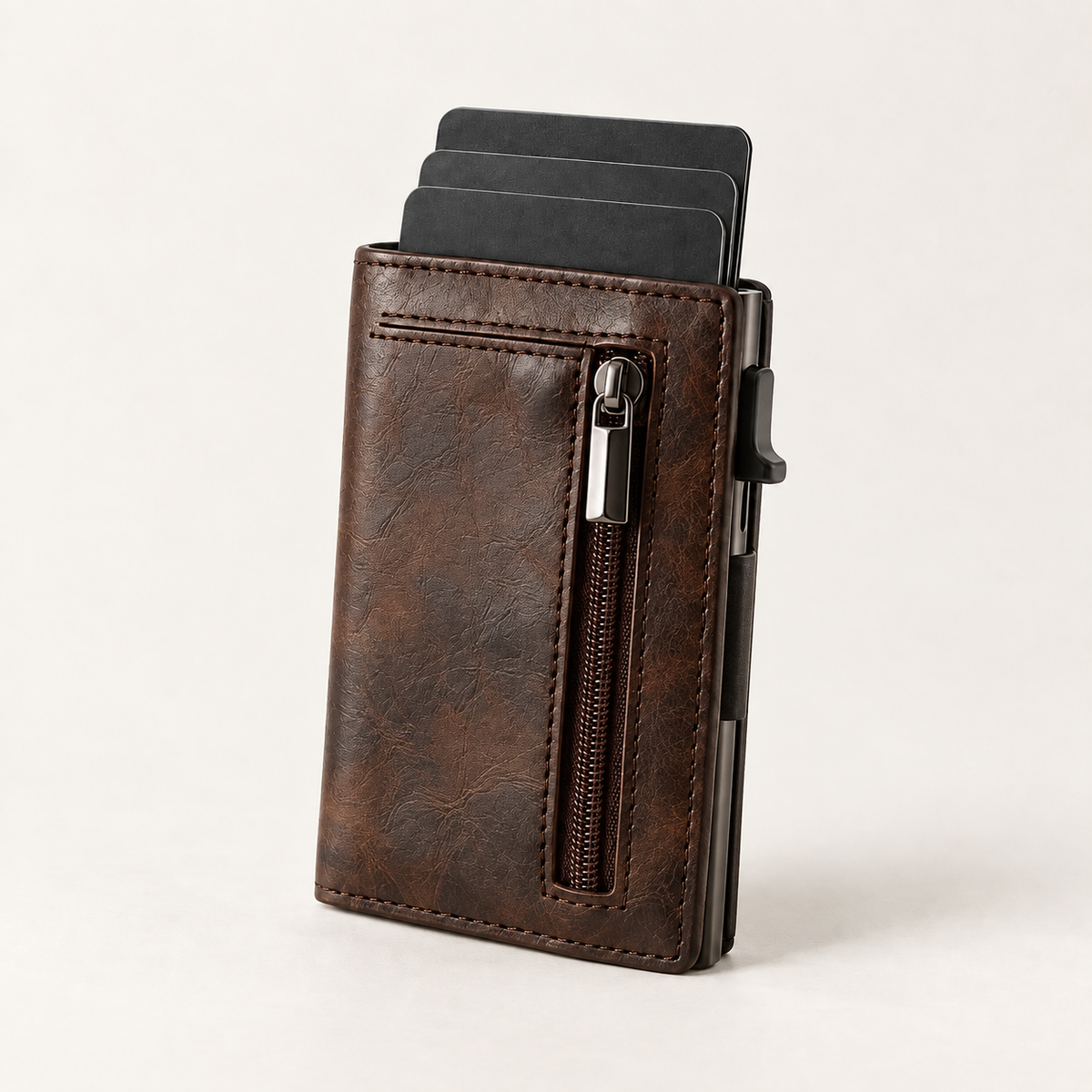 Cartera slim marrón de cuero y aluminio con tarjetas escalonadas