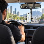 Conductor en la ciudad con el soporte de celular en el retrovisor