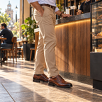 Hombre en un café con chinos y zapatos brogue marrón