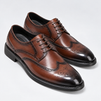 Par de zapatos brogue marrón para hombre