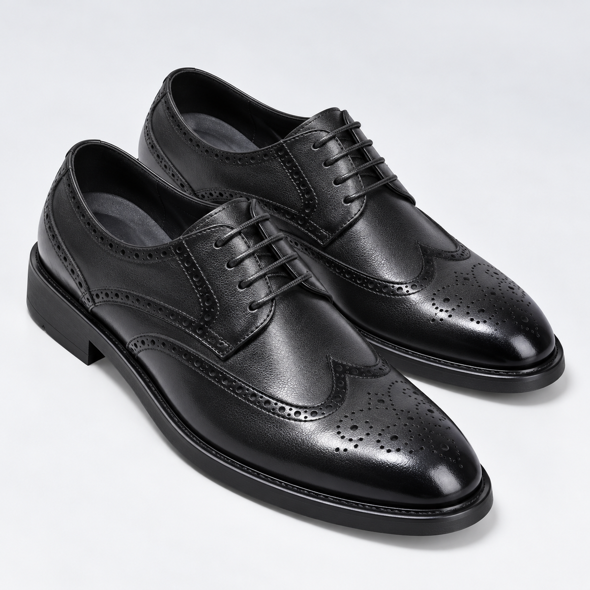 Par de zapatos brogue negros para hombre