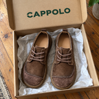 Zapatos color marrón dentro de su caja Cappolo con papel de seda