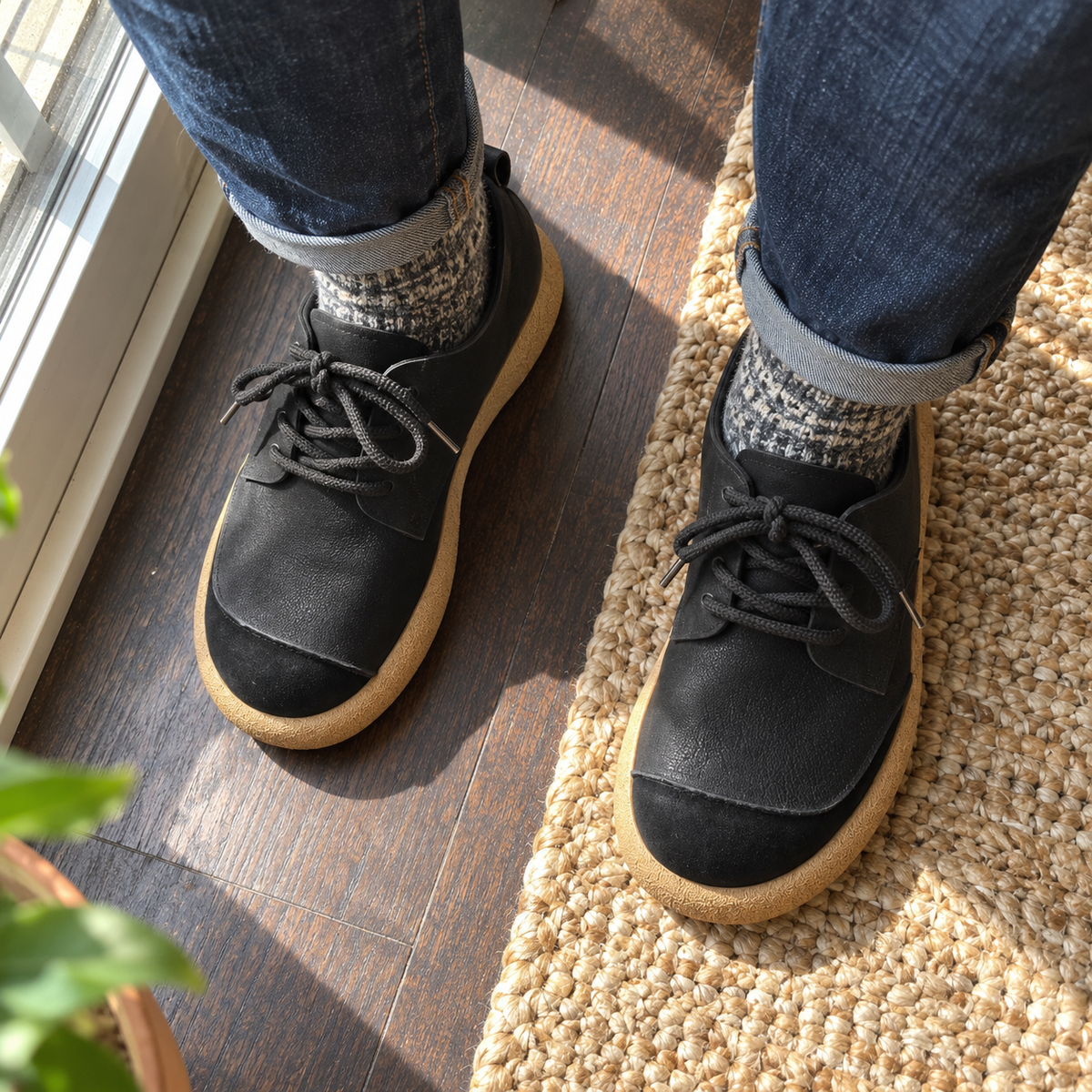 Zapatos negros puestos con jeans y calcetines grises