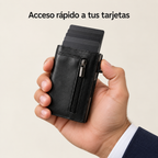 Mano sosteniendo la cartera slim con acceso rápido a las tarjetas