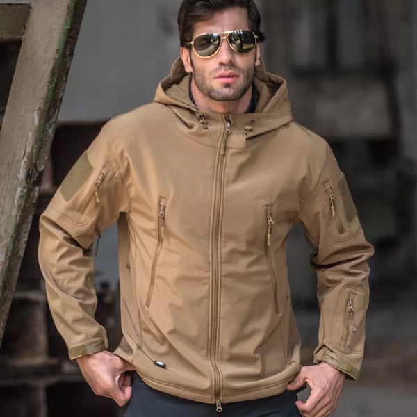 Chamarra Softshell para Hombre Resistente al Agua con Capucha en color caqui