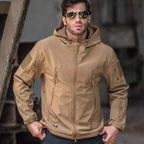 Chamarra Softshell para Hombre Resistente al Agua con Capucha en color caqui