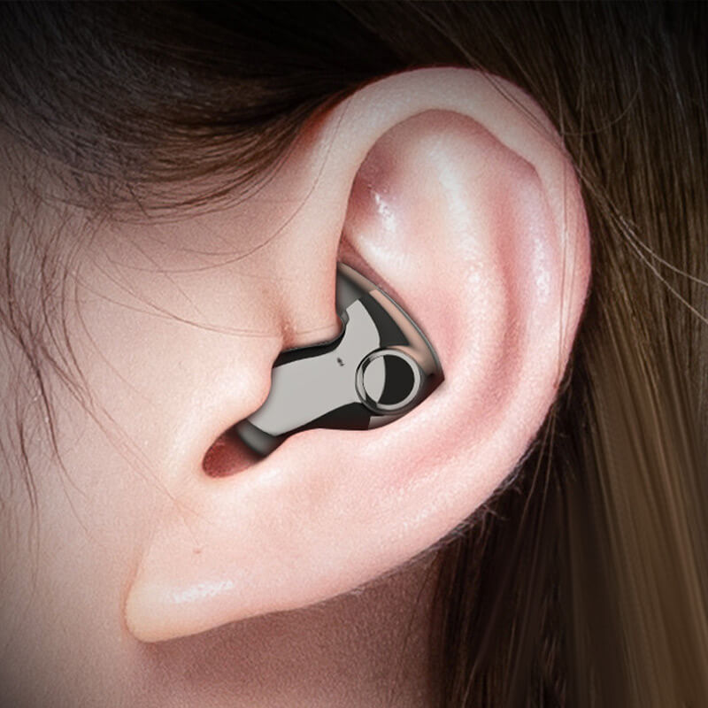 Mini audífonos inalámbricos en la oreja