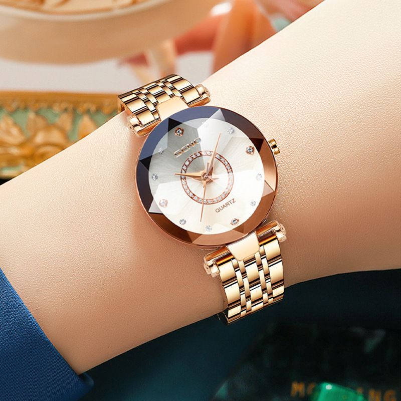 Reloj de mujer oro rosa en la muñeca