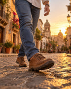 Hombre caminando con zapatos de cuero marrón cosidos a mano